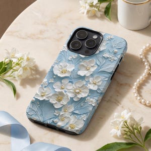 Funda para teléfono con diseño floral azul y flores blancas para iPhone y Samsung. Regalo para ella + Fondo de pantalla gratis.