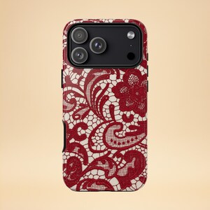 Funda vintage de encaje rojo para iPhone 17, 16, 15 Pro Max, Samsung S25, S24, S23. Elegante diseño de encaje. Idea de regalo para San Valentín + fondo de pantalla.