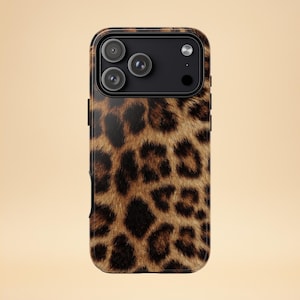 Könnte beinhalten: Eine Smartphone-Hülle mit Leopardenmuster. Die Hülle ist braun und schwarz mit glänzender Oberfläche. Die Kameralinsen sind oben auf der Hülle sichtbar.