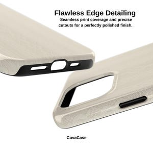 Pu&ograve; includere: Primo piano di due custodie per telefono beige con bordi neri. Le custodie hanno una superficie strutturata e ritagli precisi. Il testo sull'immagine recita "Flawless Edge Detailing" e "CovaCase".