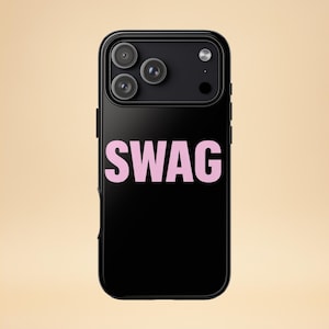 Könnte beinhalten: Schwarze Smartphone-Hülle mit dem Wort "SWAG" in hellrosa Großbuchstaben. Die Handyhülle hat eine glänzende Oberfläche und ein Kameramodul mit drei Objektiven.