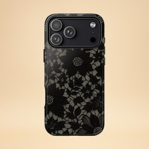 Könnte beinhalten: Schwarze Handyhülle mit floralem Muster. Das Case hat ein detailliertes Design aus Blumen und Blättern in dunklen Farben. Die Handyhülle hat eine glänzende Oberfläche und ein Kameramodul mit drei Linsen.