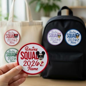 Puede incluir: Una mochila negra y un bolso tote beige muestran parches termoadhesivos. Los parches son redondos con el texto "Cruise Squad 2026" y un gráfico de Mickey Mouse. La parte inferior de la imagen tiene el texto "Iron on patch, Custom any requests".