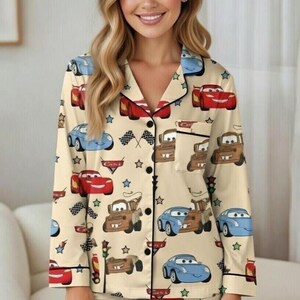 Op de afbeelding: Een witte keramische mok met een zwarte handgreep en de tekst "But First, Coffee" in een vetgedrukte, zwarte letter. De mok staat tegen een effen witte achtergrond, wat het eenvoudige ontwerp benadrukt.