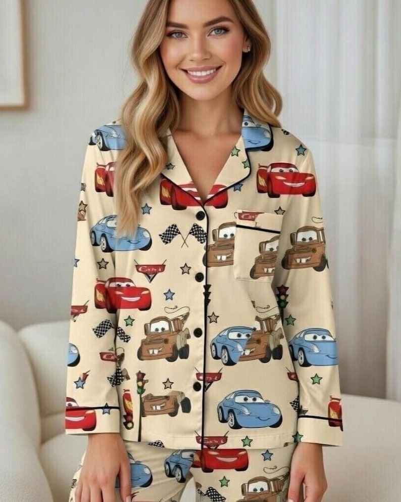 Op de afbeelding: Een witte keramische mok met een zwarte handgreep en de tekst "But First, Coffee" in een vetgedrukte, zwarte letter. De mok staat tegen een effen witte achtergrond, wat het eenvoudige ontwerp benadrukt.