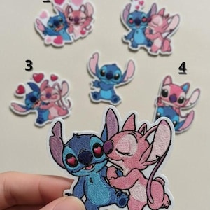 Pode incluir: Uma coleção de patches bordados com os personagens Stitch e Angel de Lilo & Stitch. Os patches estão em várias poses, com Stitch em azul e Angel em rosa, alguns com detalhes de coração. Ideais para decorar roupas ou acessórios.