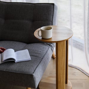 Table d'appoint en forme de C en chêne massif : design moderne et peu encombrant