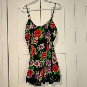Vintage Victoria&#39;s Secret Gold Label black Floral Lace Trim Chemise Slip size M