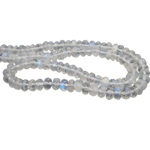 Peut inclure: Un brin de perles de pierre de lune blanche iris&eacute;e. Les perles sont facett&eacute;es et ont une forme l&eacute;g&egrave;rement irr&eacute;guli&egrave;re.