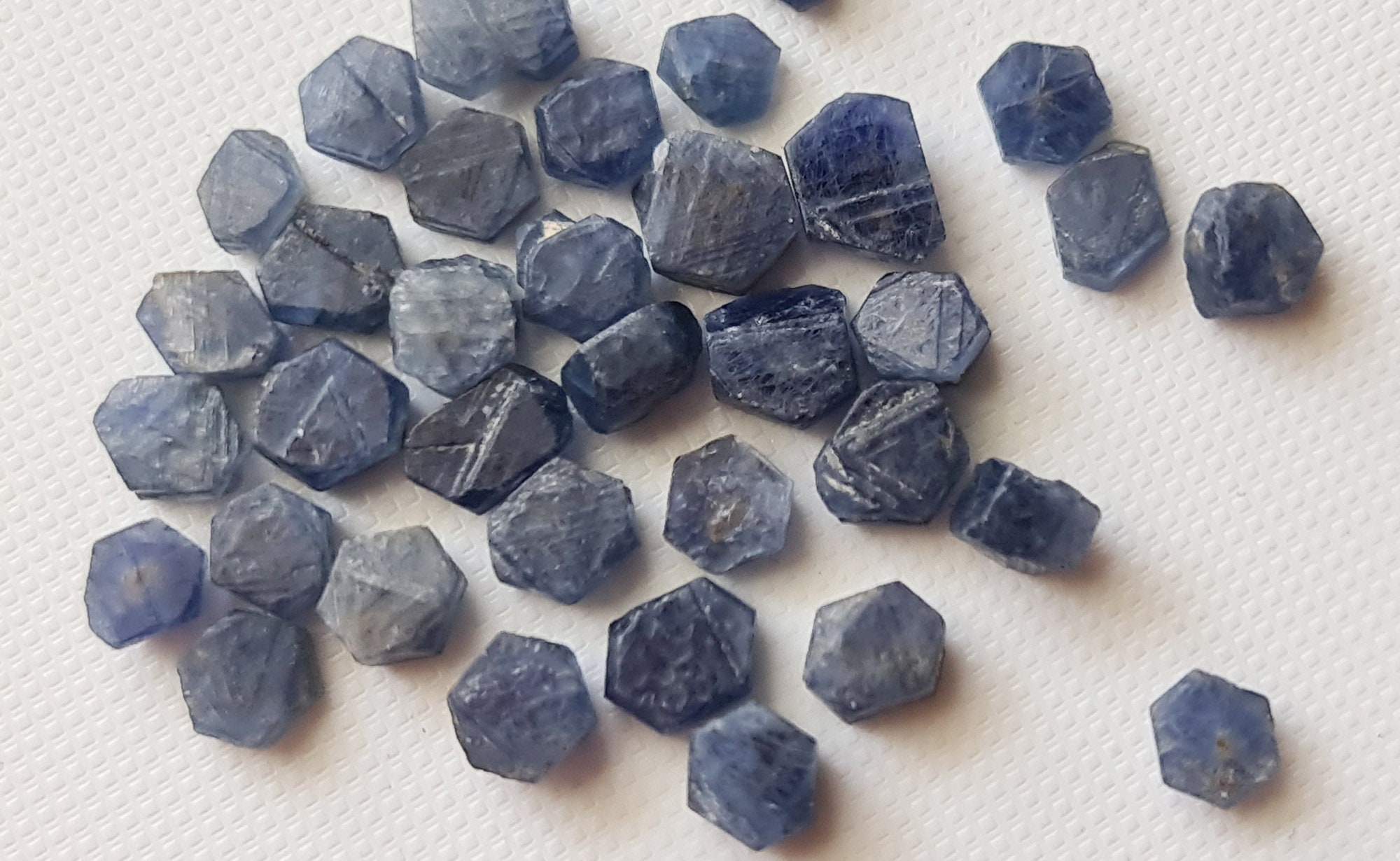 Saphir Bleu Naturel Brut - 20,77 Carats - Dimensions 13,40x12,78x12,36 Mm - Pierre Précieuse