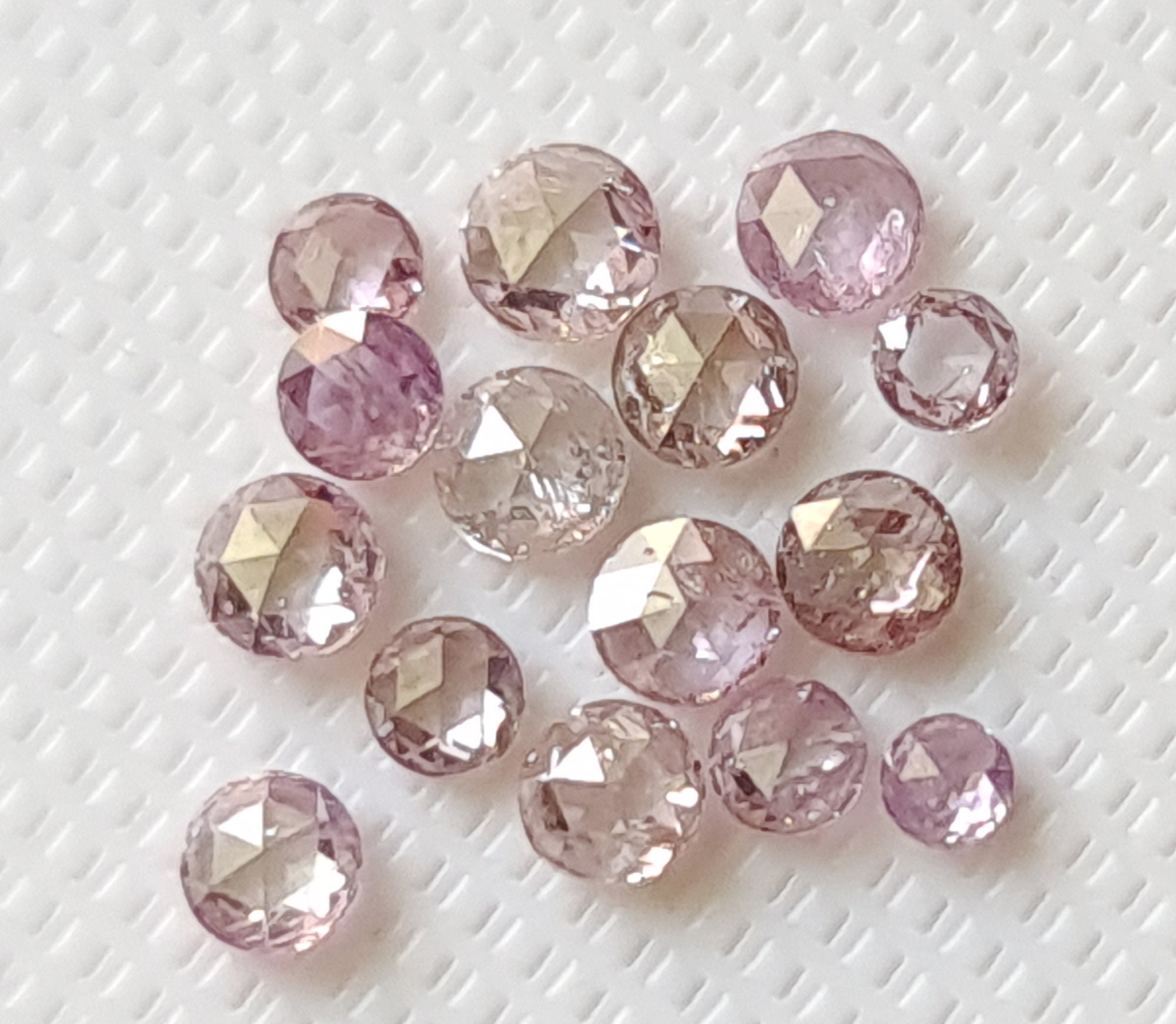 10 Diamants Bruts Ronds Roses 1,50mm – Naturel Rouge Qualité I3 Pour Bijoux