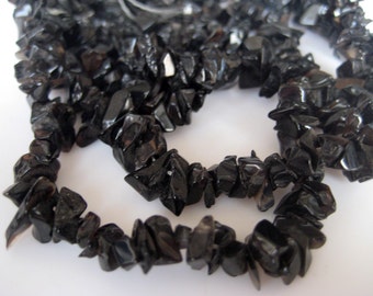 5-7mm Black Onyx Chips, Black Onyx Gemstone Beads, Natural Rough Black Onyx Chips For Necklace 32 Inch Strand (1Strand To 5Strands Options)