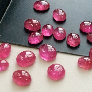 Pu&ograve; includere: Una collezione di 15 pietre preziose ovali di colore rosa. Le pietre preziose sono lisce e lucidate, con una finitura lucida.