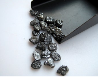 Diamante nero da 5 mm, diamante grezzo nero piatto, diamante grezzo nero, diamante non tagliato, diamante nero sciolto per gioielli (opzioni da 2pc a 50pc)