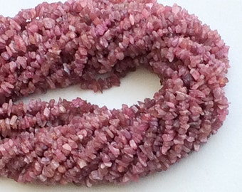 Éclats de tourmaline rose 4-6 mm, Éclat de pierre gemme rose, Perles de tourmaline rose naturelle, Éclats de tourmaline pour collier (options de 16 po. à 32 po.) - GSA45