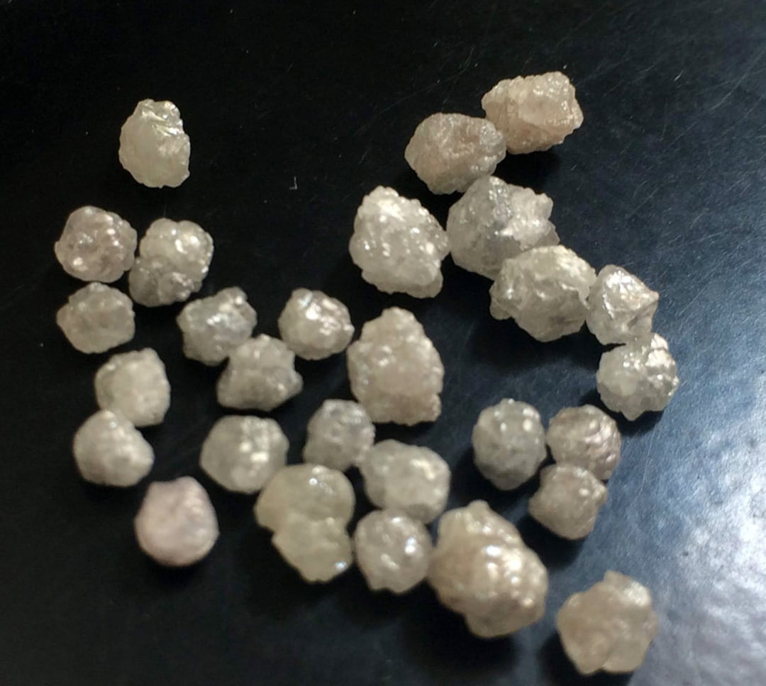 10 Diamants Bruts 4-5mm - Blanc, Jaune, Gris, Rouge, Noir - Lot 5.0 Tcw Environ