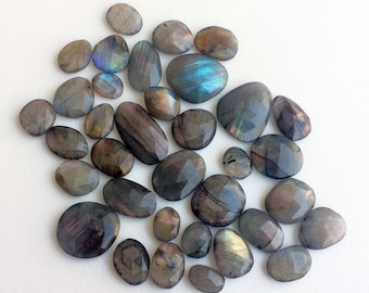 Cabochon di labradorite taglio rosa a forma libera da 11-22 mm, cabochon di labradorite con retro piatto, labradorite sfaccettata per gioielli (opzioni da 5 a 10 pezzi)