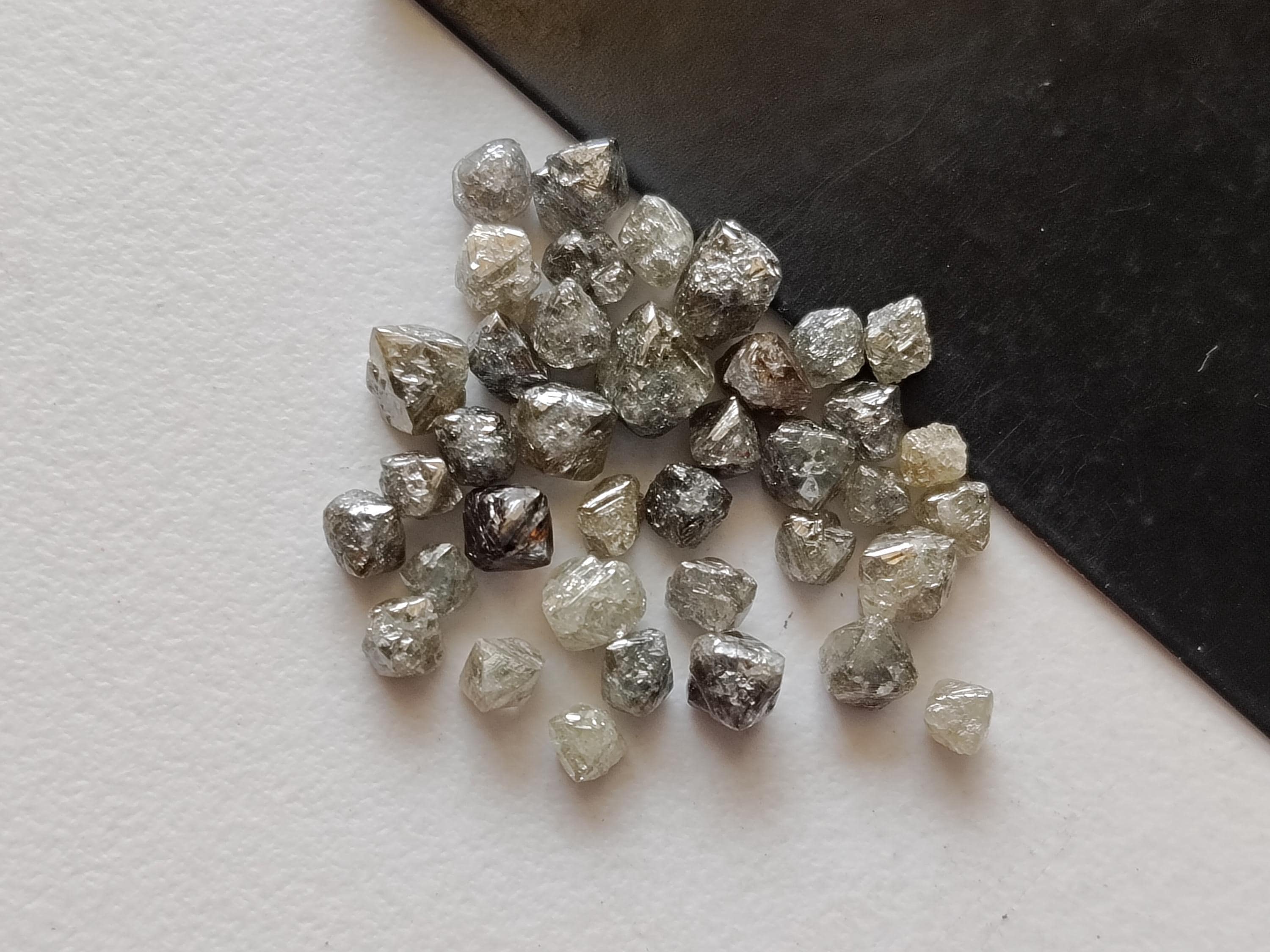 3～4 mm グレーダイヤモンドクリスタル、原石グレーダイヤモンド