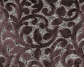 Könnte beinhalten: Nahaufnahme eines braunen Stoffes mit einem erhabenen, geprägten Blumenmuster. Der Stoff hat einen dezenten, strukturierten Hintergrund.
