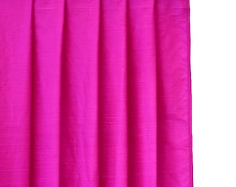 Puede incluir: Un panel de cortina de color rosa brillante con textura sedosa. La cortina está colgada de una barra de cortina plateada.