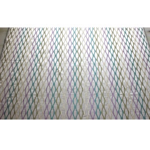Puede incluir: Una tela blanca con un patr&oacute;n repetitivo de l&iacute;neas onduladas en tonos de verde, morado y beige.