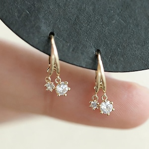 Dubbele druppelhuggie-oorbellen, 14 kt goud sierlijke dubbele steen zirkonia hoepel cadeau