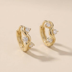 Golvende CZ Huggie-oorbellen, 6 mm gouden kraakbeenring, sierlijke stapelsieraden