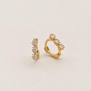 Brincos de argola com flor, delicados brincos minimalistas florais com três pedras em prata S925 e ouro 14K. Ideal para presente.