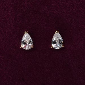 Orecchini a lobo con zirconi a taglio a pera, in argento sterling 925, orecchini a lobo minimalisti e scintillanti.