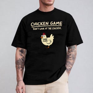 面白いチキンゲームシャツ、フーディースウェットシャツ、おかしなミーム漫画Tシャツ、チキンを見ないで、ゲームオーバージョーク衣装、農場の動物ユーモアトップス