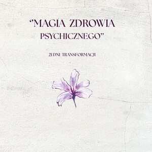 Puede incluir: Un póster con el texto "MAGIA ZDROWIA PSYCHICZNEGO" y "21 DNI TRANSFORMACJI" en morado oscuro. Una flor morada de estilo acuarela está centrada en el fondo blanco. La parte inferior del póster tiene una cita en polaco y el nombre del autor.