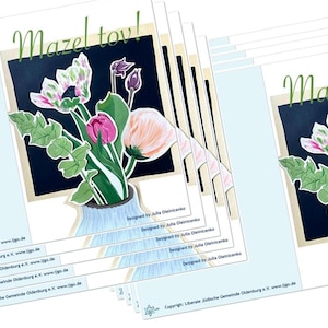 Könnte beinhalten: Ein Stapel Grußkarten mit floralem Design. Jede Karte zeigt einen Blumenstrauß in einer Vase mit den Worten "Mazel tov!" in grüner Schrift. Die Blumen umfassen rosa, weiße und violette Blüten.