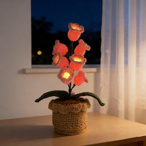 Lámpara con forma de orquídea de ganchillo en maceta, lirios del valle de ganchillo en maceta, planta artificial, decoración de escritorio, regalo de cumpleaños o del Día de la Madre.