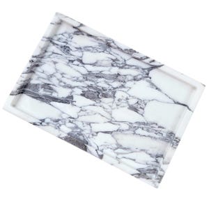 Puede incluir: Bandeja rectangular de m&aacute;rmol con base blanca y vetas grises. La bandeja tiene un borde elevado y un acabado pulido. Esta bandeja decorativa es adecuada para servir o exhibir art&iacute;culos.