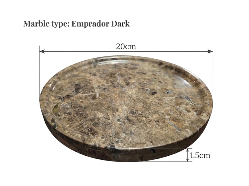 Puede incluir: Una bandeja redonda de m&aacute;rmol Emperador Dark, de 20 cm de di&aacute;metro y 1,5 cm de grosor. La bandeja es de color marr&oacute;n oscuro con vetas m&aacute;s claras. El texto "Marble type: Emprador Dark" es visible.