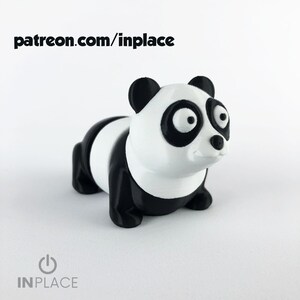 Könnte beinhalten: Eine 3D-gedruckte Panda-Figur in Schwarz und Weiß. Der Panda hat große, ausdrucksstarke Augen und befindet sich in einer Krabbelposition. Der Text "patreon.com/inplace" steht über dem Panda, und das "INPLACE"-Logo darunter.