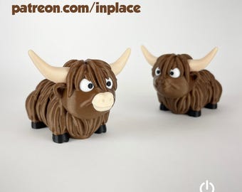 Puede incluir: Dos figuras de vacas de las Tierras Altas marrones con cuernos crema y un hocico marrón claro. Las figuras de estilo caricaturesco están sobre una superficie blanca. El texto "patreon.com/inplace" está en la parte superior y el logotipo "IN PLACE" en la parte inferior.