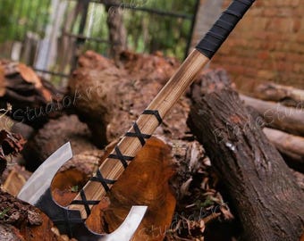 手作りのダマスカス鋼製両刃斧 - バイキングスタイルの彫刻が施された