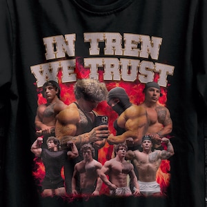 Peut inclure: T-shirt noir avec l'inscription "IN TREN WE TRUST" et un collage d'hommes musclés. Le t-shirt présente également le logo Stitch Aura et une promotion "BULK50".