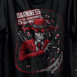 Può includere: T-shirt nero con grafica rossa e nera di una figura scheletrica in abito rosso, circondata da occhi e una forma mostruosa. Il testo "DARKNESS IS FULL OF MYSTERIES & SURPRISES" è visualizzato. Include il logo "STITCH AURA" e la promozione "BULK50".
