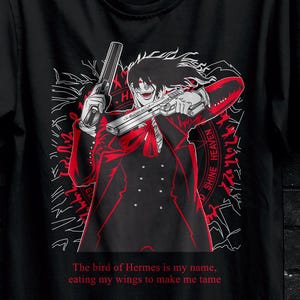 Può includere: T-shirt nero con grafica rossa e bianca di un personaggio anime con pistole. Il testo "The bird of Hermes is my name, eating my wings to make me tame" è sotto. La maglietta ha un girocollo.