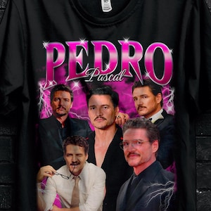 Puede incluir: Camiseta negra con un collage de imágenes de Pedro Pascal, el nombre "PEDRO" en rosa y el nombre "Pascal". La camiseta también incluye texto promocional y ofertas.