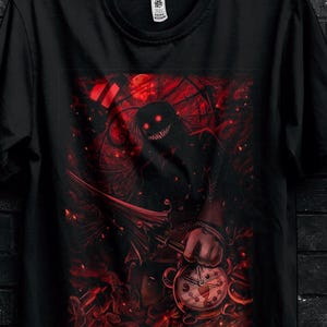 Può includere: T-shirt nero con una grafica rossa e nera di una figura oscura che tiene un orologio da tasca. La maglietta presenta il testo "STITCH AURA" e testo promozionale per acquisti all'ingrosso.