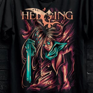Può includere: T-shirt nera con una grafica dettagliata di un personaggio con gli occhiali, che tiene in mano un oggetto blu brillante, e la parola "HELSING". La maglietta ha anche il logo Stitch Aura e una promozione "Compra 3, gratis".