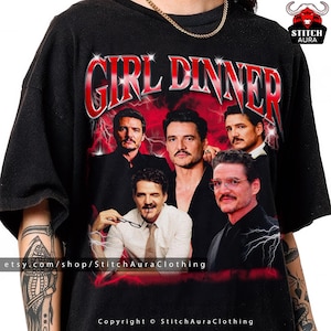 Puede incluir: Camiseta negra con un gráfico que presenta el texto "GIRL DINNER" en rojo, con un collage de imágenes de un hombre. El diseño está sobre un fondo rojo y negro con rayos. El nombre de la tienda Etsy es visible.