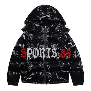 Pode incluir: Casaco puffer preto com capuz e acabamento brilhante. O casaco apresenta a palavra "SPORTS" em letras g&oacute;ticas brancas e o n&uacute;mero "85" em vermelho. Possui um z&iacute;per de comprimento total e um design acolchoado.