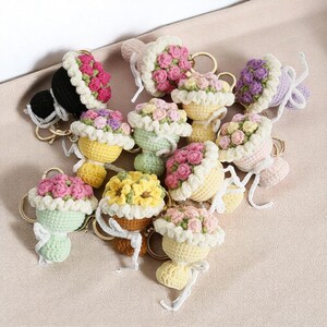 かぎ針編みの花束キーホルダーギフト - 女性用ハンドメイド糸キーホルダー、かわいいバッグチャーム、ミニ花柄ぬいぐるみ、ブライダルパーティーの記念品