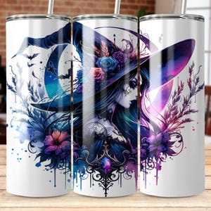 Könnte beinhalten: Weißer Becher mit einer Hexenillustration. Das Design zeigt eine Hexe mit großem Hut, floralen Akzenten und einem Halbmond. Das Farbschema umfasst Blau, Lila und Rosa. Der Becher hat einen Strohhalm.