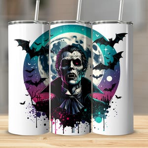 Könnte beinhalten: Ein weißer Becher mit einem Vampir-Design. Das Kunstwerk zeigt einen Vampir mit roten Augen, Fledermäusen und einem Vollmond. Das Design ist vor einem farbverlaufenden Hintergrund aus Lila, Blau und Rosa mit einer schwarzen Stadtsilhouette angeordnet.