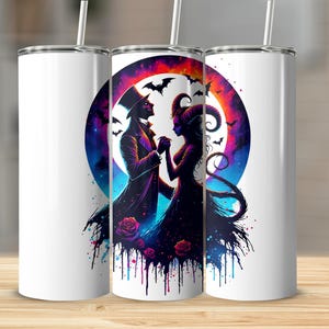 Könnte beinhalten: Weißer Becher mit einer umlaufenden Illustration eines Paares in Silhouette, vor einem Vollmond mit Fledermäusen. Der Mann trägt einen Zylinder und einen Mantel, die Frau hat Hörner. Rosen und farbige Farbtropfen akzentuieren das Design.
